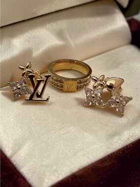 Gold Tone & Crystal Flower Stud Earrings and Ring (9)